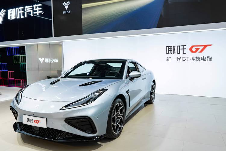 惠州33哪吒汽车在智能汽车领域的表现，领途汽车在新能源汽车市场中的影响力